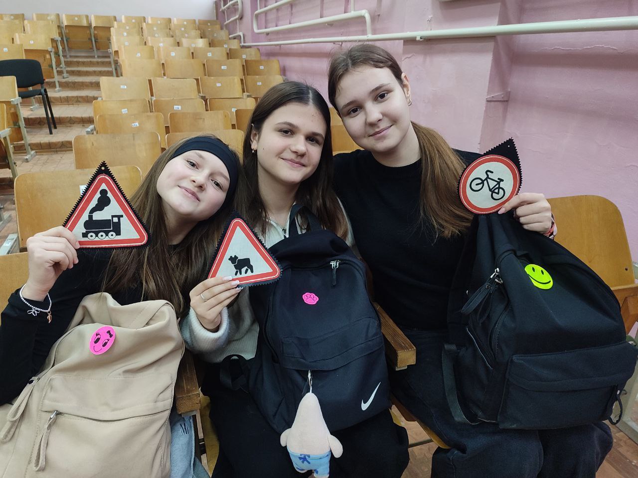 Автополицейские Алчевска провели урок безопасности для лицеистов