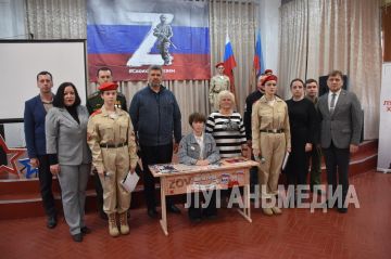 В Алчевской средней школе № 15 открылась «Парта героя»