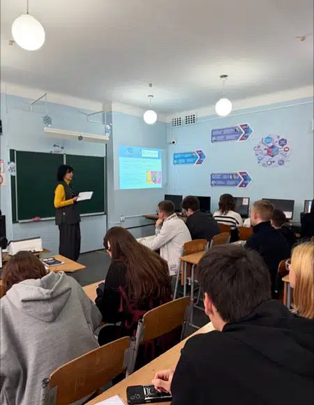 Осваиваем «Госуслуги»: МФЦ ЛНР повышает цифровую грамотность школьников