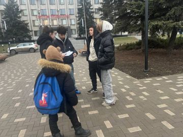 В Алчевске прошла уличная акция «Дарю Тепло»