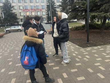 В Алчевске прошла уличная акция «Дарю Тепло»