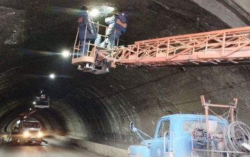 Коммунальные службы проводят работы на территории города