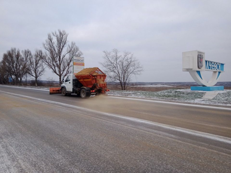 Коммунальные службы проводят обработку улиц и дворовых территорий противогололедными материалами