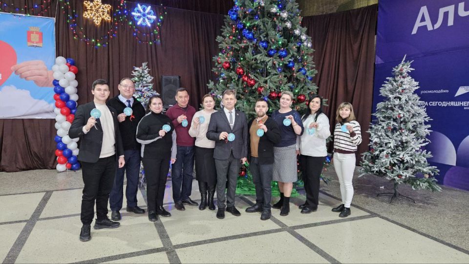Депутаты Совета городского округа город Алчевск во главе с председателем Совета Романом Григорьевичем Лысенко приняли участие в акции "Ёлка желаний" и исполнят 11 желаний детей