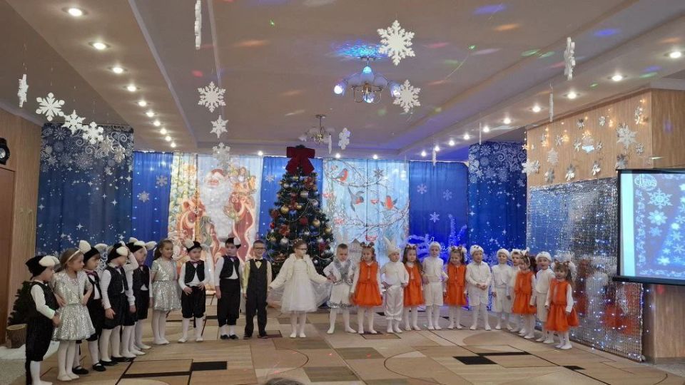 26 декабря в старших и логопедических группах ГБДОУ ЛНР N 2 "Мечта" прошли утренники «Новогодние приключения Маши и Вити»