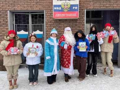 Волшебство для всех!. В рамках Всероссийской акции "Российский детский Дед Мороз" Первые Алчевской школы №15 совместно с юнармейским отрядом "Ратник" посетили ОМВД России "Алчевский"