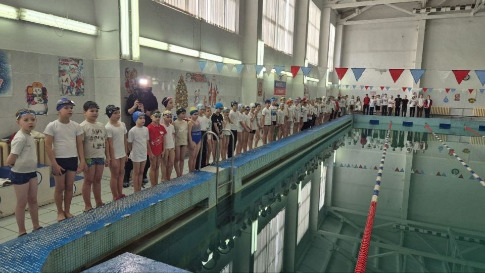 В Алчевске состоялось физкультурно-развлекательное мероприятие «Новогодние старты на воде»