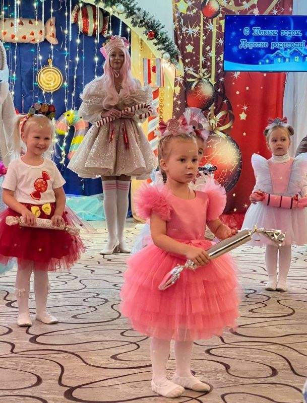 Эхо новогоднего чуда.... Год 2025-й завершился, в окнах мерцают гирлянды, а на улицах царит непривычная, праздничная тишина… В детских садах Алчевска прошли веселые утренники и представления, но новогоднее настроение...