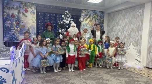 Эхо новогоднего чуда…. Утренники отгремели, но новогоднее настроение в детских садах Алчевска никуда не ушло! На фотографиях из детского сада № 48 «Катюша» - наши маленькие герои в ярких костюмах, их сияющие глаза у ёлки и...