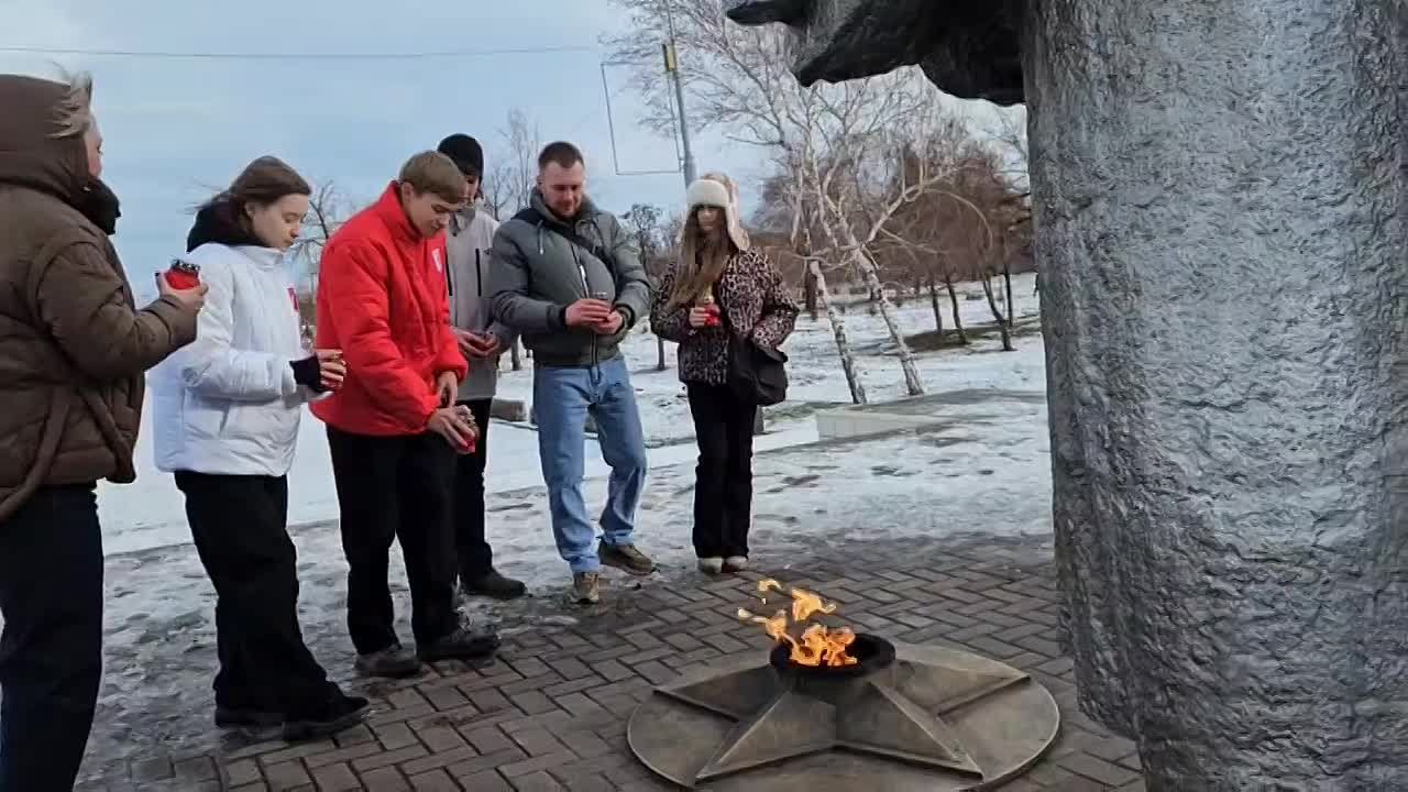 Светлана Гребенькова: Вместе с молодежью города – активистами Движения Первых Алчевска – почтили память мирных жителей Херсонщины, погибших в результате террористического акта в новогоднюю ночь