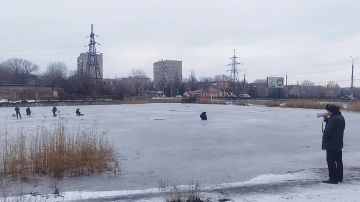 Сотрудники Администрации проводят разъяснительную работу с жителями города об опасностях, которые могут возникнуть во время нахождения на тонком льду!!!