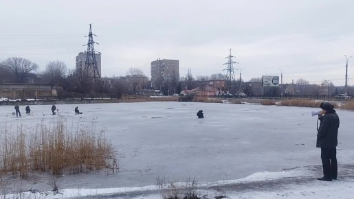 Сотрудники Администрации проводят разъяснительную работу с жителями города об опасностях, которые могут возникнуть во время нахождения на тонком льду!!!