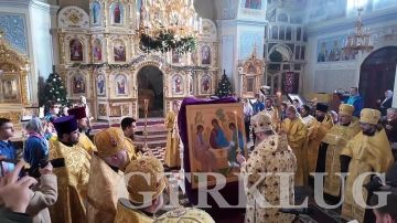 Благодатный огонь доставлен в Свято-Петро-Павловский кафедральный собор Луганска!