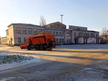 Коммунальные службы ведут работы на территории города