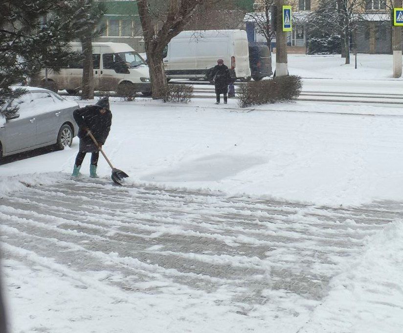 Продолжается уборка снега в учреждениях культуры