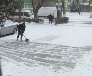 Продолжается уборка снега в учреждениях культуры