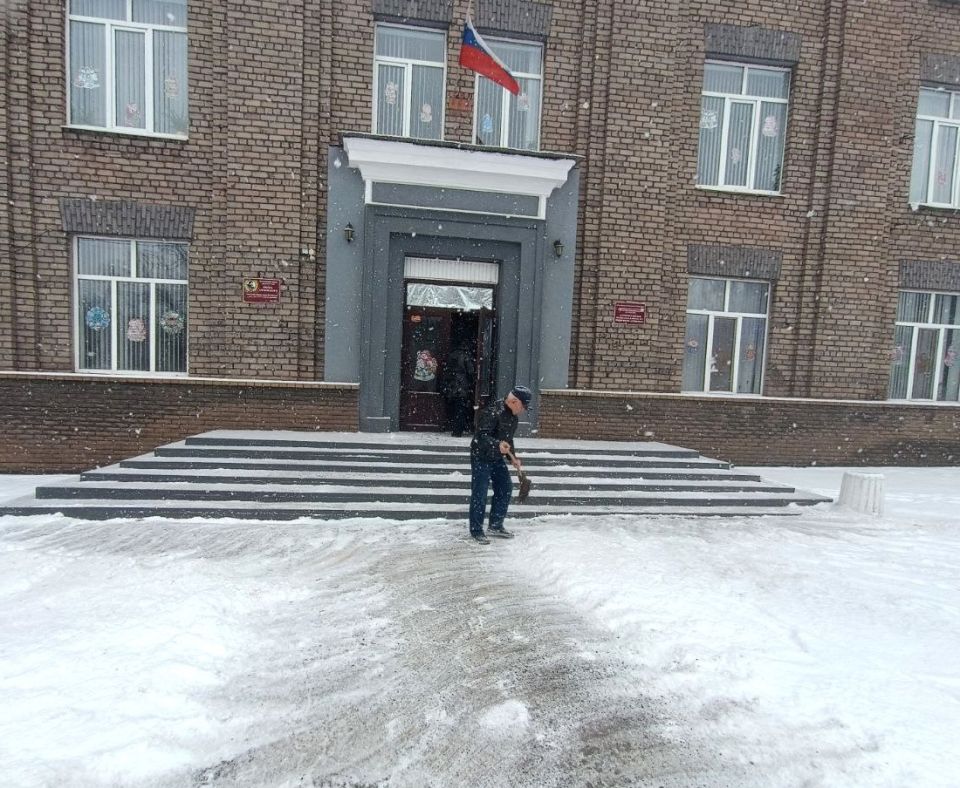 Продолжаются работы по расчистке снега в учреждениях культуры