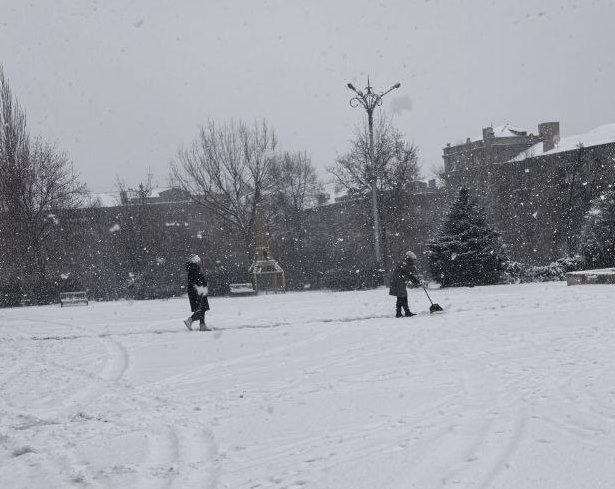 Сотрудники Культурно-досугового центра города Алчевска принимают активное участие в снегоборьбе
