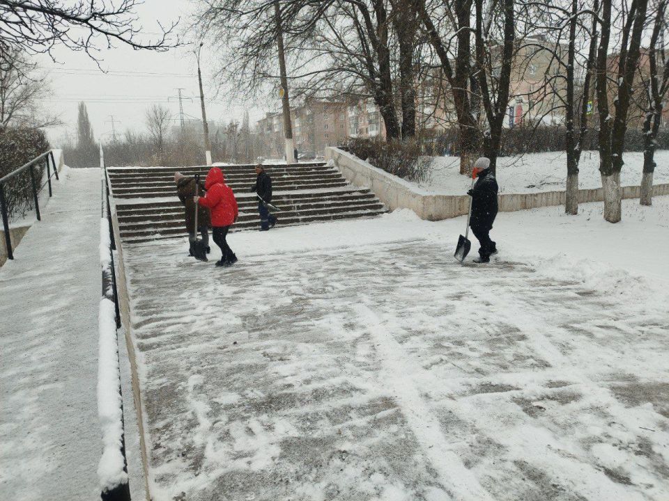 Сотрудники учреждений образования вышли на уборку снега
