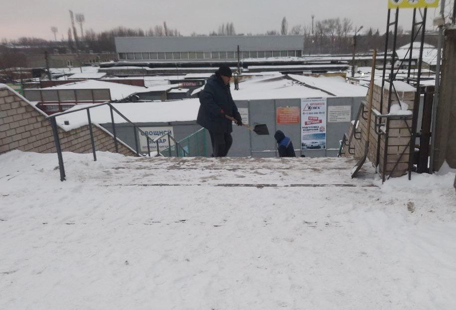 МУП «Рынок ЛНР» ведет уборку снега