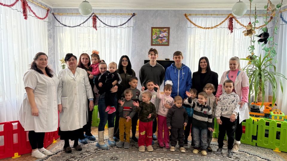 Единороссы передали гумпомощь в Алчевский детский противотуберкулезный санаторий