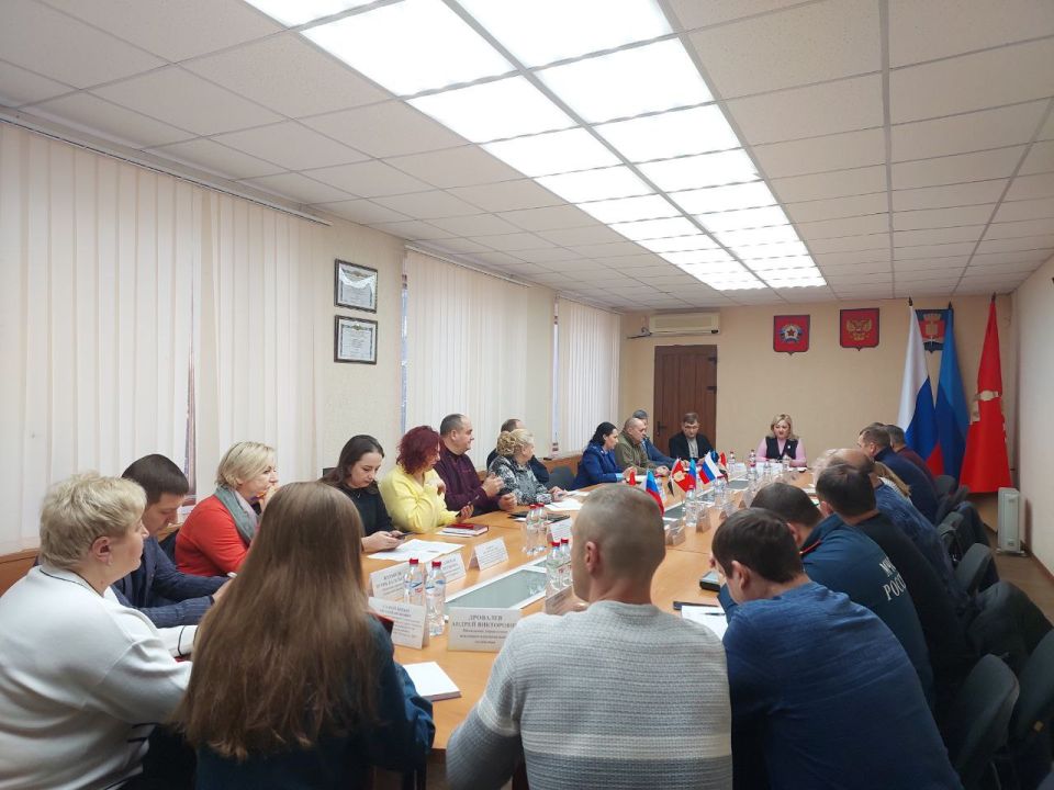 19 января Председатель Совета городского округа город Алчевск Роман Лысенко принял участие в аппаратном совещании, которое проходило под руководством Главы муниципального образования