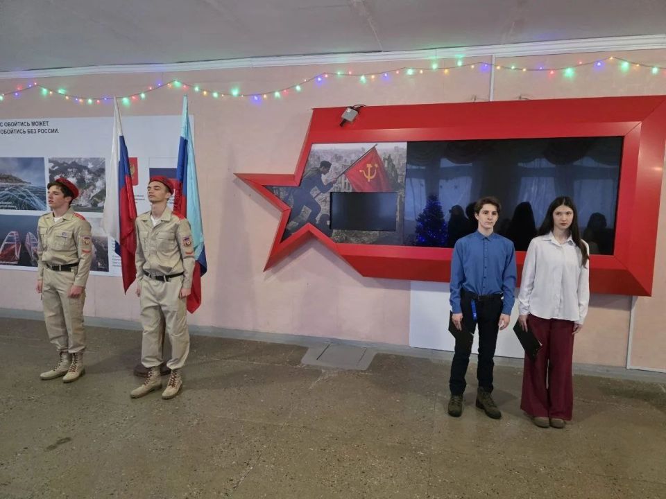 Традиционно, учебная неделя в школах Алчевска началась с проведения торжественной линейки, посвященной выносу флагов Российской Федерации и Луганской Народной Республики