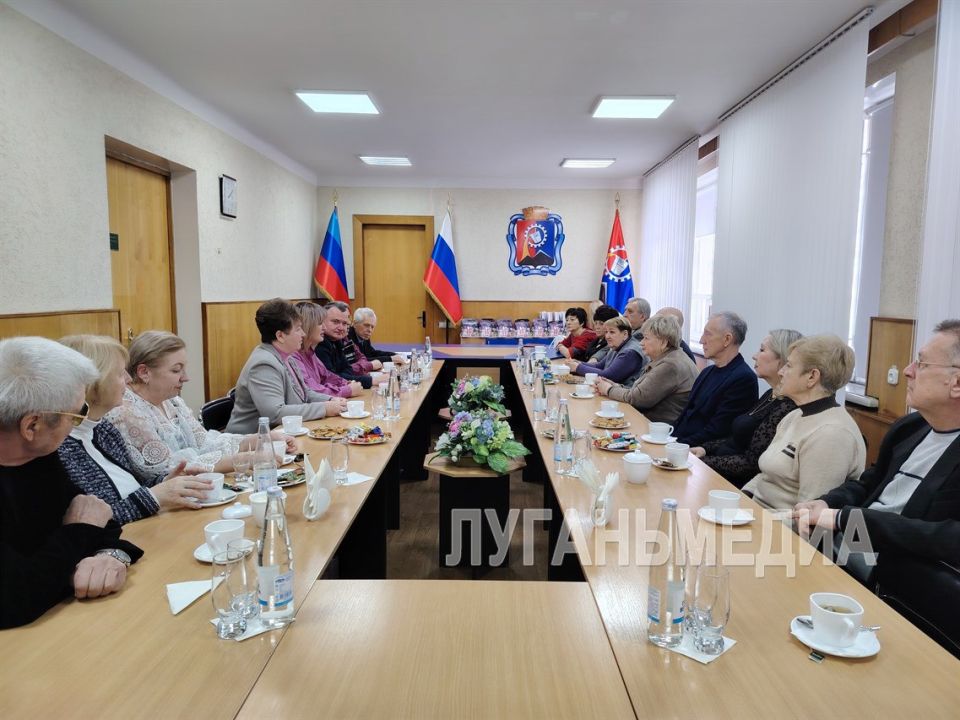 Глава города встретилась с почетными гражданами Стаханова