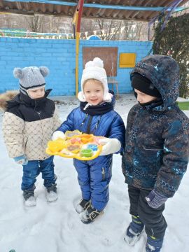 Сегодня, 22.01.2026г., в ГБДОУ ЛНР №30 "Ладушки" в группе среднего дошкольного возраста «Солнышко» прошла увлекательная и познавательная тематическая прогулка «Цветные льдинки»!