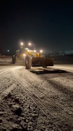 Альберт Апшев: Более 300 единиц спецтехники ликвидируют последствия продолжительного снегопада на автодорогах ЛНР