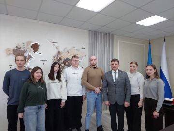 Председатель Совета городского округа город Алчевск Роман Лысенко встретился с наиболее активными представителями студенческой молодежи нашего университета, начав ее с теплых поздравлений по случаю прошедшего в воскресенье...