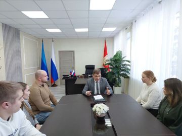 Председатель Совета городского округа город Алчевск Роман Лысенко встретился с кандидатами в молодежную палату при Совете городского округа