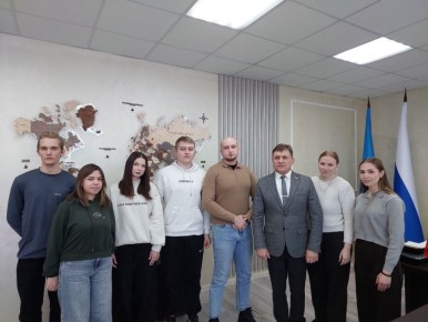 Председатель Совета городского округа город Алчевск Роман Лысенко встретился с наиболее активными представителями студенческой молодежи нашего университета, начав ее с теплых поздравлений по случаю прошедшего в воскресенье...