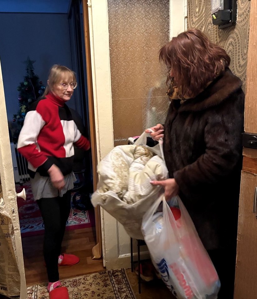 «Тепло сердец»: волонтёры продолжают оказывать помощь горожанам