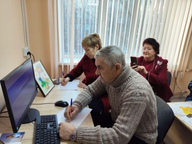 Представители «серебряного» возраста учатся новому в Школе компьютерной грамотности в центрах общения старшего поколения