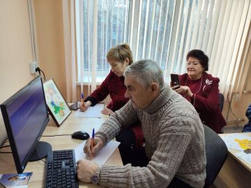 Представители «серебряного» возраста учатся новому в Школе компьютерной грамотности в центрах общения старшего поколения