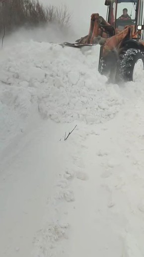 Альберт Апшев: Как выглядят снежные переметы и как борются с ними дорожники – в кадрах со Свердловского и Краснодонского направлений