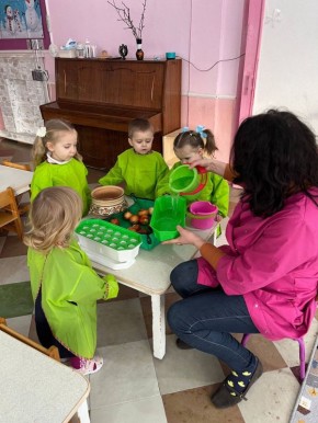 Воспитанники ясельной группы №4 "Солнышко" ГБДОУ ЛНР №48 "Катюша" вместе с воспитателем создали «огород на окне», чтобы дети могли ближе познакомиться с процессом роста растений