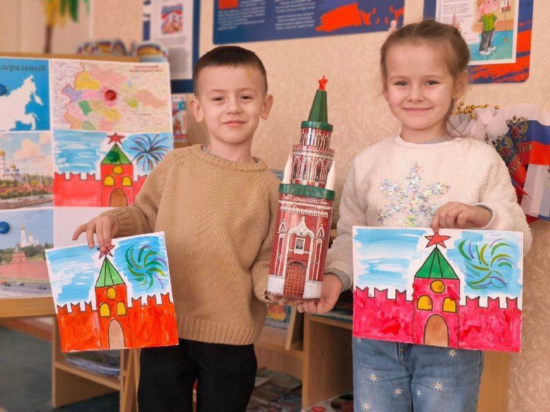 В ГБДОУ ЛНР № 7 "Золотая рыбка" для обучающихся старшей логопедической группы № 9 воспитатель Ремез Н.А. провела занятие по изобразительной деятельности на тему «Спасская башня Кремля»
