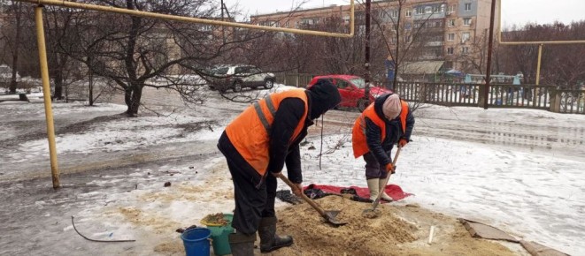 Коммунальные службы Алчевска продолжают устранять последствия гололеда