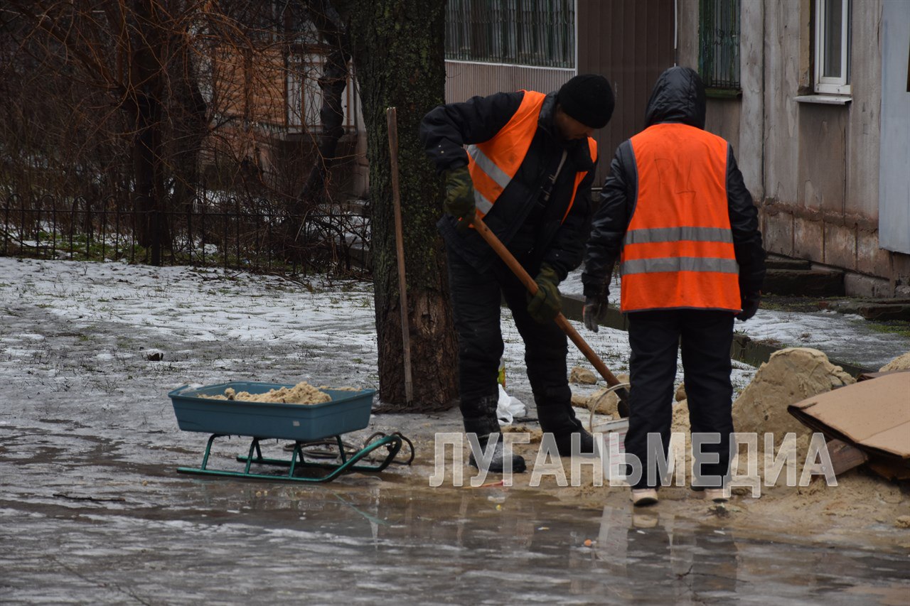 Коммунальные службы Алчевска продолжают устранять последствия гололеда на дорогах
