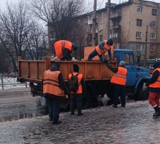 Дорожники Алчевска устраняют последствия гололеда
