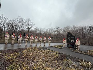 Роман Лысенко: 15 февраля в алчевском сквере Доблести и Славы состоялась торжественная церемония возложения цветов к памятному знаку воинам-интернационалистам, приуроченная ко Дню памяти о россиянах, исполнявших долг за...