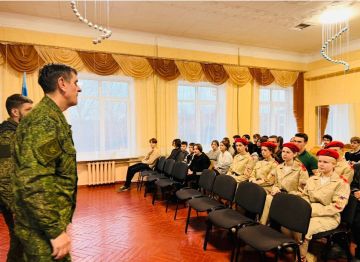 Диалог с защитниками: в Алчевской школе № 15 прошел Урок мужества