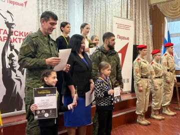 Неделя в Алчевской средней школе №15 началась с традиционного выноса флагов Российской Федерации и Луганской Народной Республики, исполнения гимнов, подведения итогов прошедшей недели и награждения обучающихся