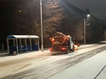 Дорожники Алчевска устраняют последствия гололеда