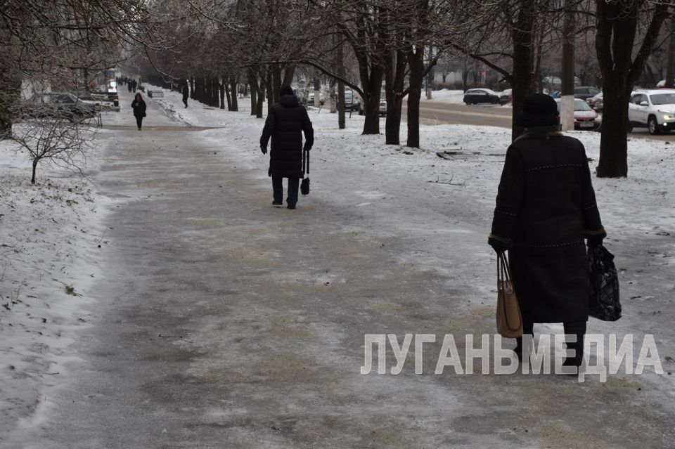 Коммунальщики Алчевска с самого утра приступили к ликвидации последствий гололеда на улицах города