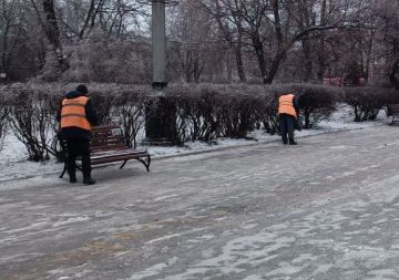 Дорожники Алчевска устраняют последствия гололеда