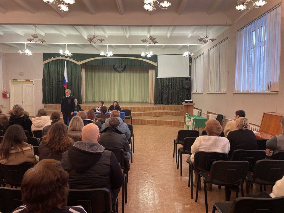 Сотрудники Госавтоинспекции провели профилактические встречи с родителями в Краснодоне и Алчевске