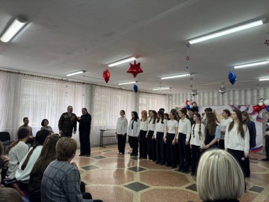 В Алчевской социально-экономической гимназии прошёл праздничный концерт, посвящённый Дню защитника Отечества!